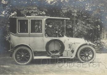 Fiat Limo 62.jpg - Firma Broederlet verkocht vanuit de 1e Dorpsstraat diverse oude auto's waaronder deze: Fiat Limo 24 pk. Eigenaar auto: J. Blooker. Cacaofabrikant (Huize Zandbergen) Opname tussen 1910-30